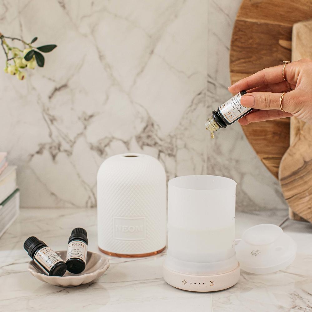lookfantastic NEOM Mandarine und Eukalyptus ätherische Ölmischung 10ml Auslauf