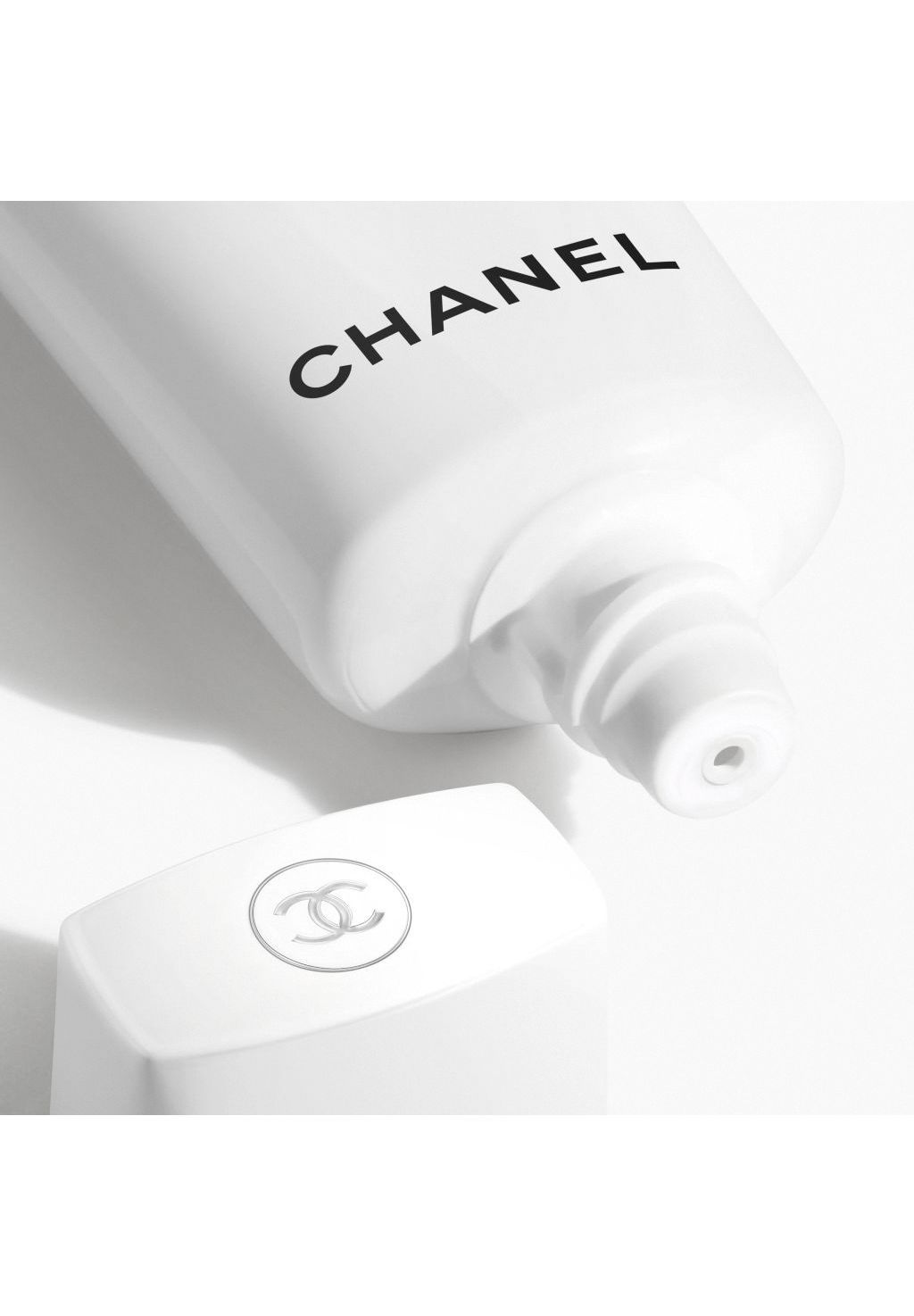 CHANEL UV ESSENTIEL UV ESSENTIEL COMPLETE PROTECTION SPF 50 Exklusivangebot